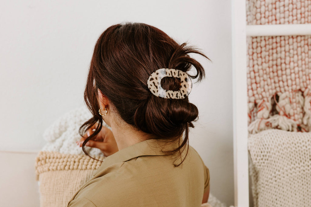 Teleties | Flat Round Hair Clip | Medium | Blonde Tortoise